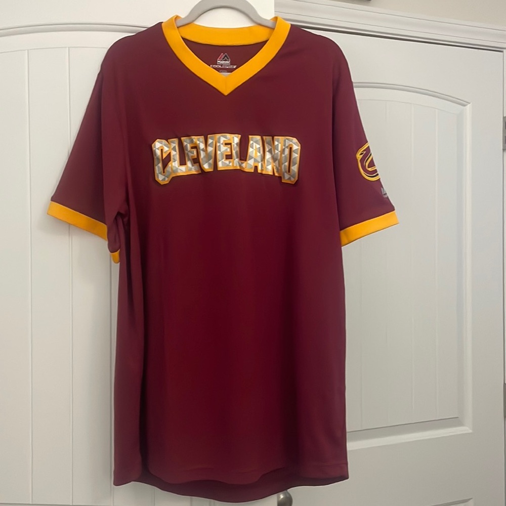 NWT Men’s Cleveland Cavaliers pull over shirt. Size Large.